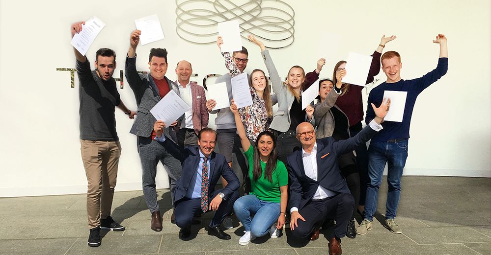 Gruppe fröhlicher Menschen mit Zertifikaten