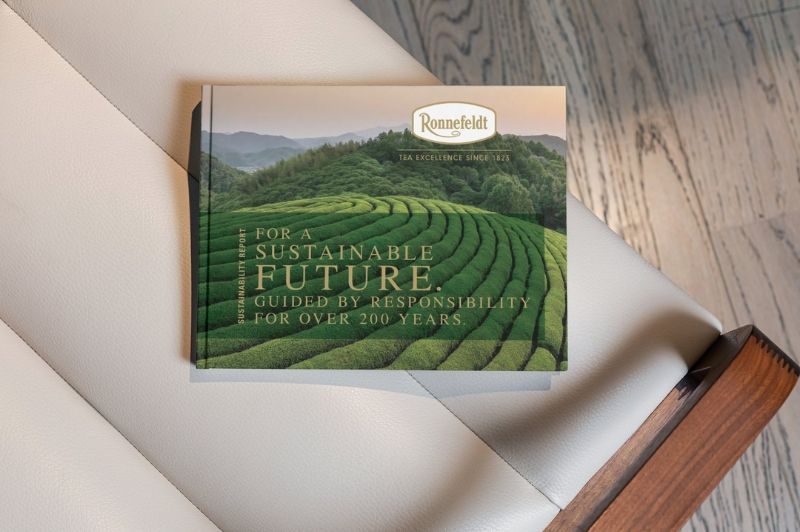 The Ronnefeldt Sustainability Report is lying on an armchair