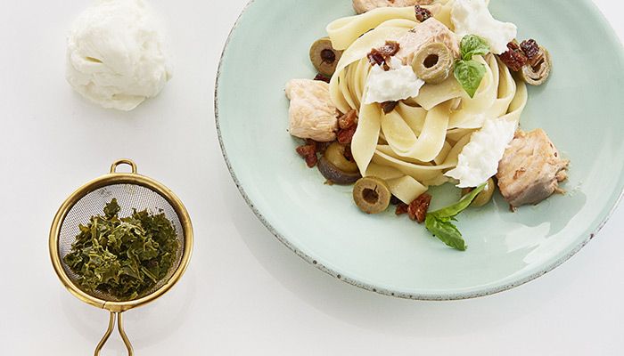 Pasta mit Lachs, Oliven, getrockneten Tomaten und Burrata