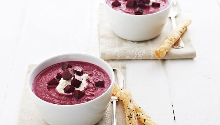 Rote-Bete-Suppe mit Sahne und gewürfelter Rote Bete, serviert mit knusprigem Blätterteiggebäck