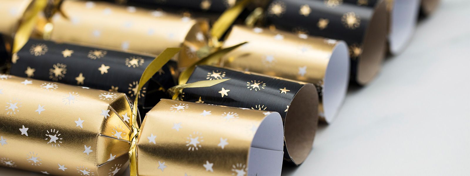 Goldene und schwarze Weihnachtscracker mit Sternmotiv