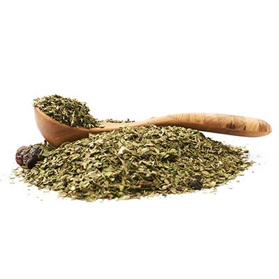 Loser Tee mit einem Holzlöffel Holzlöffel mit losem Tee und Teehaufen daneben