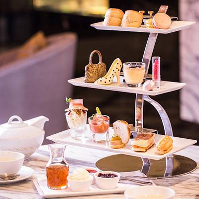 Etagere mit süßen Köstlichkeiten