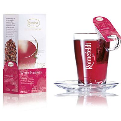 Winter Harmony Tee von Ronnefeldt Teetasse mit ziehendem Teebeutel und Teeverpackung Ronnefeldt Winter Harmony